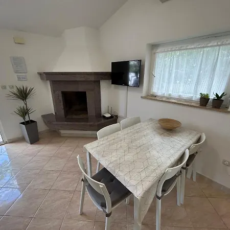 Private House Radolovic شقة